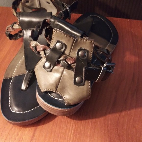 2LipsToo - Picture 2 of 6